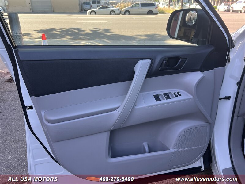 Used 2011 Toyota Highlander 4WD w/ Cold Weather Pkg image 16