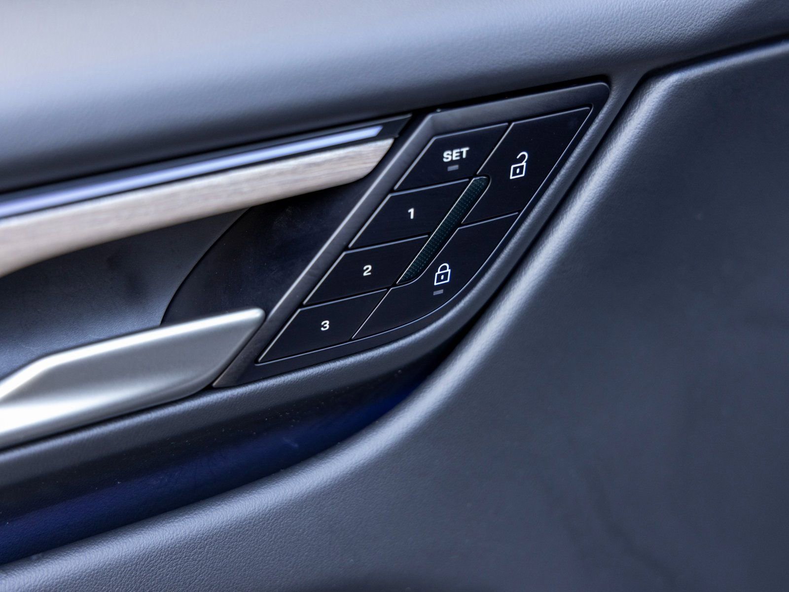 Certified 2025 Porsche Macan 4 Electric image 21