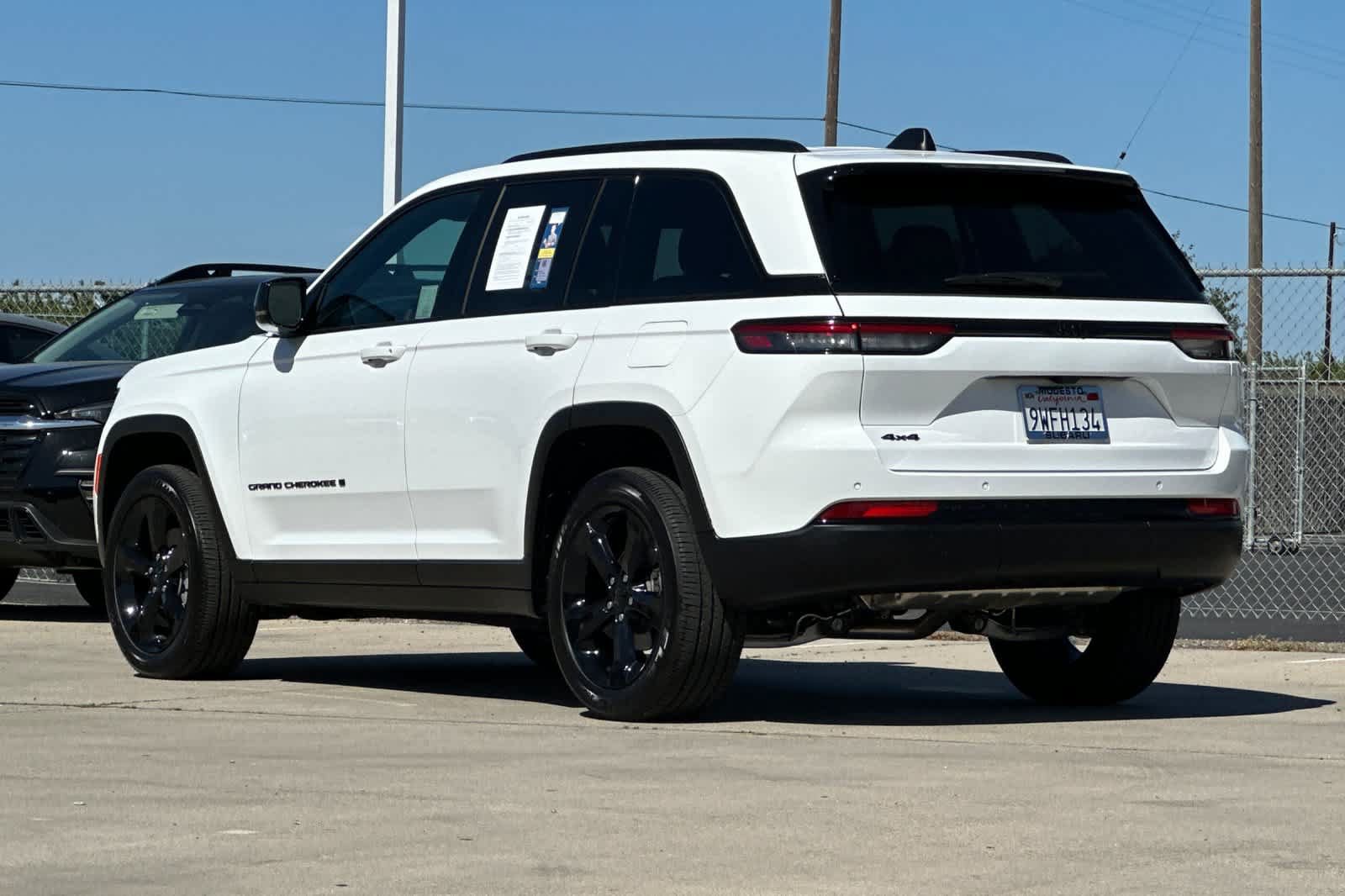 Used 2025 Jeep Grand Cherokee Altitude AWD/4WD image 5