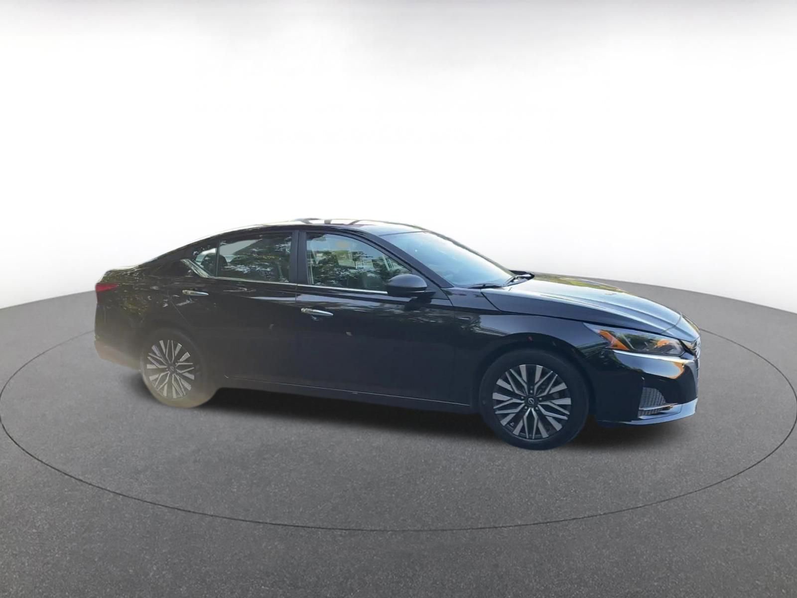 Used 2025 Nissan Altima 2.5 SV FWD image 2