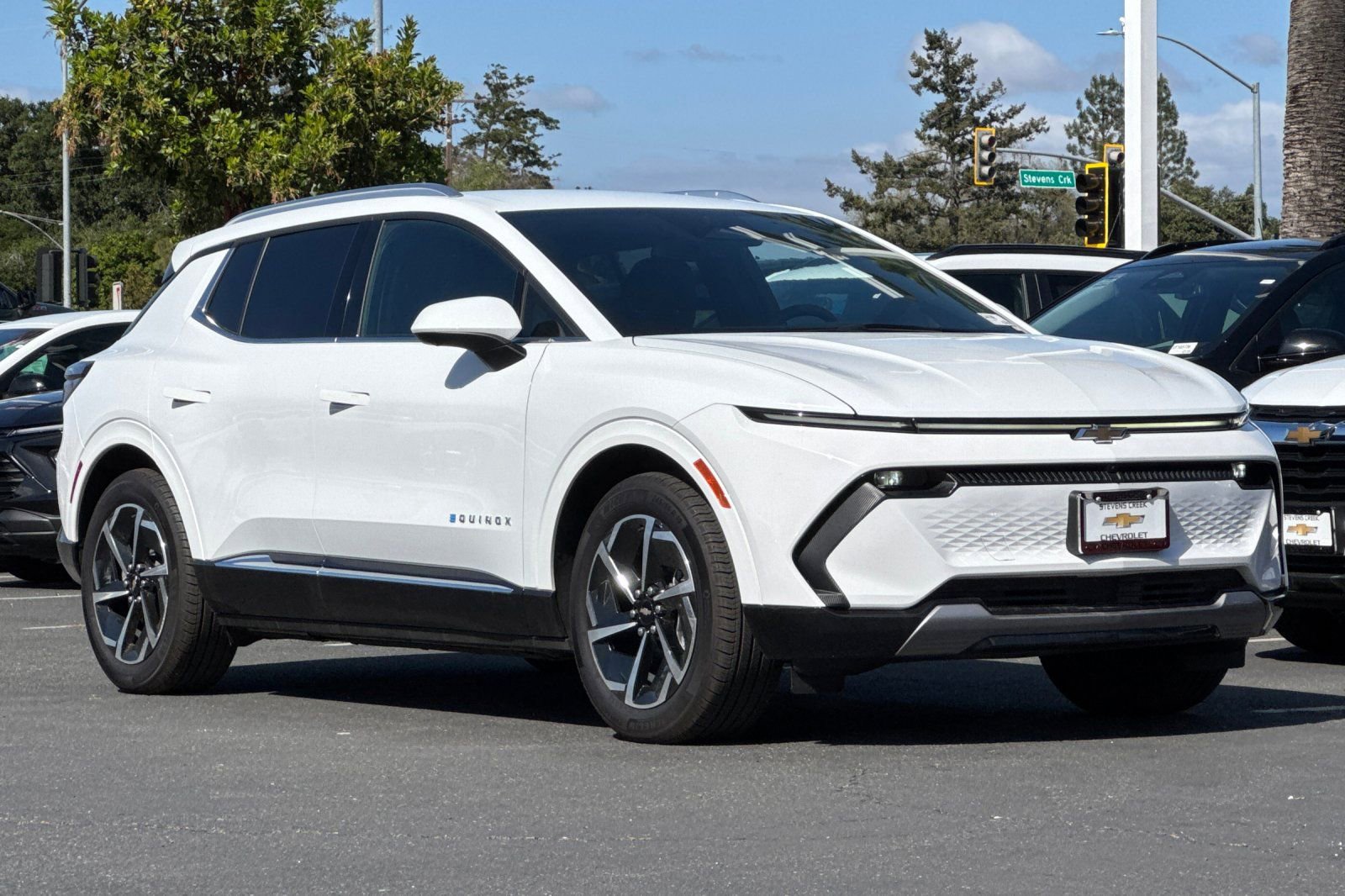 Used 2025 Chevrolet Equinox EV LT w/ Convenience Package image 2
