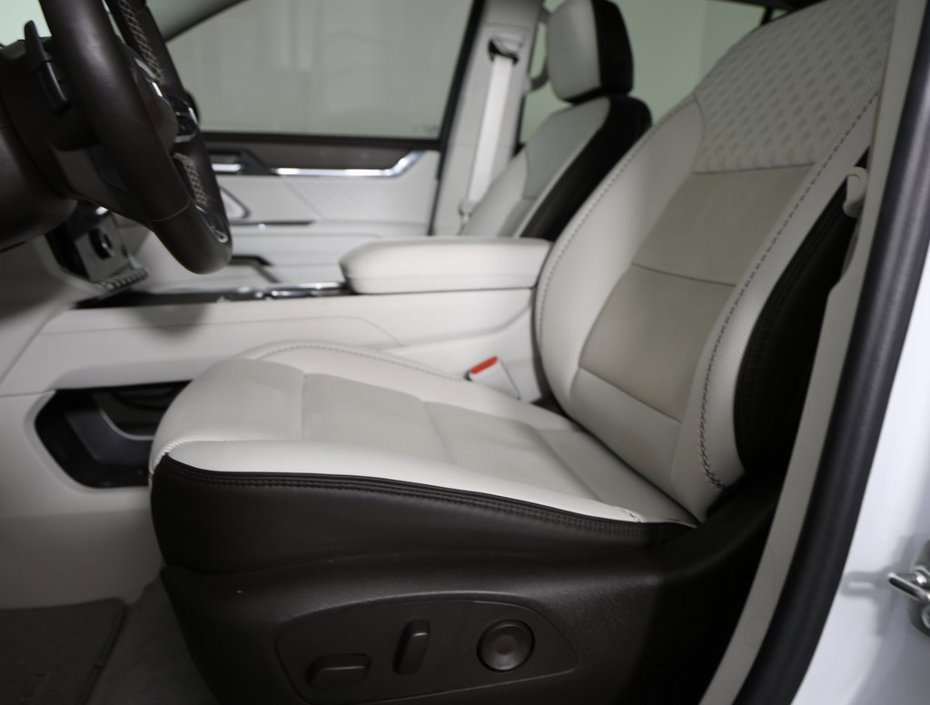 Used 2024 GMC Acadia Denali w/ Super Cruise Package image 5