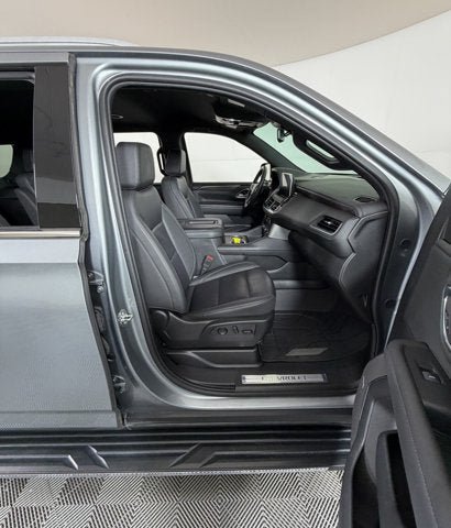 Used 2024 Chevrolet Suburban LT w/ Luxury Package RWD image 5