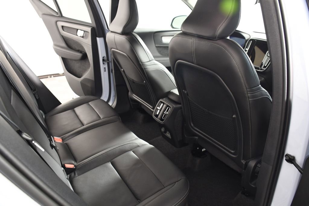 Used 2025 Volvo XC40 B5 Core image 22