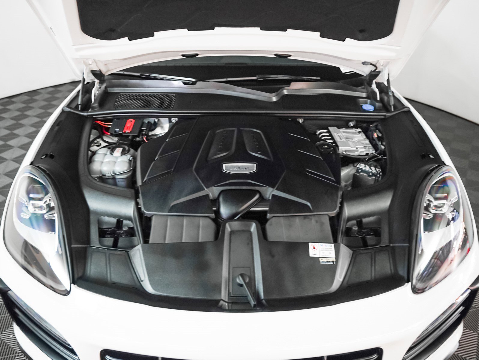 Used 2023 Porsche Cayenne Platinum Edition image 13