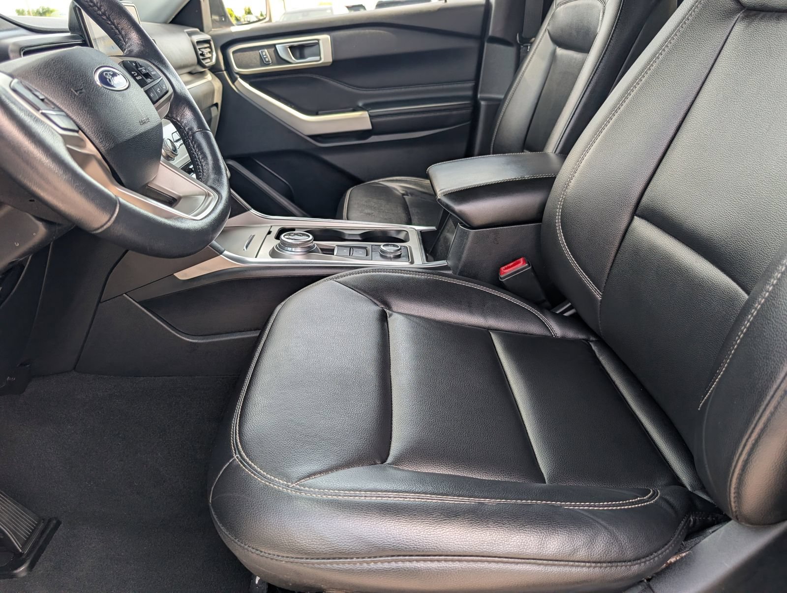 Used 2020 Ford Explorer XLT w/ Equipment Group 202A AWD/4WD image 16