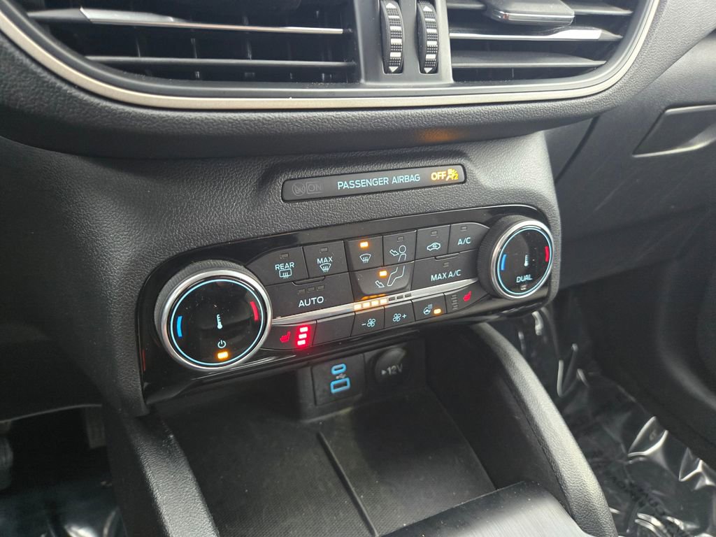 Used 2022 Ford Escape SE w/ SE Sport Appearance Package image 16