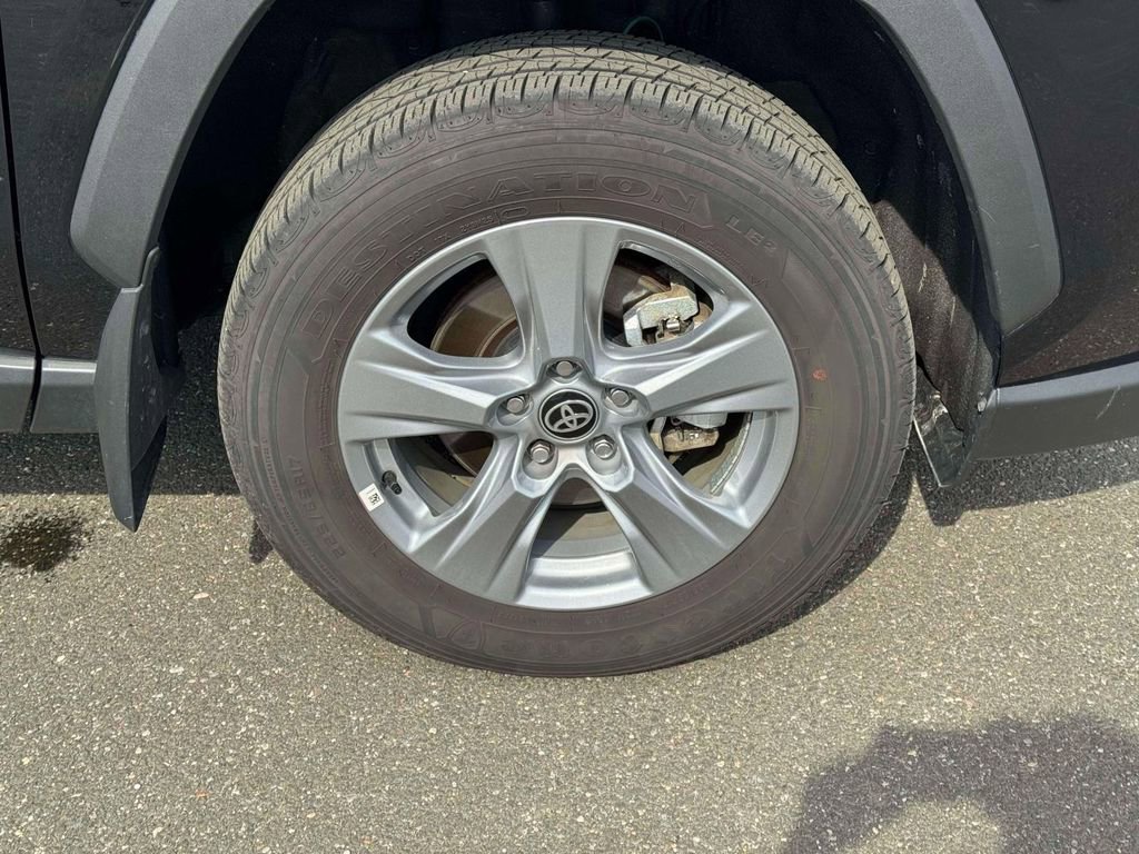 Used 2025 Toyota RAV4 XLE image 9