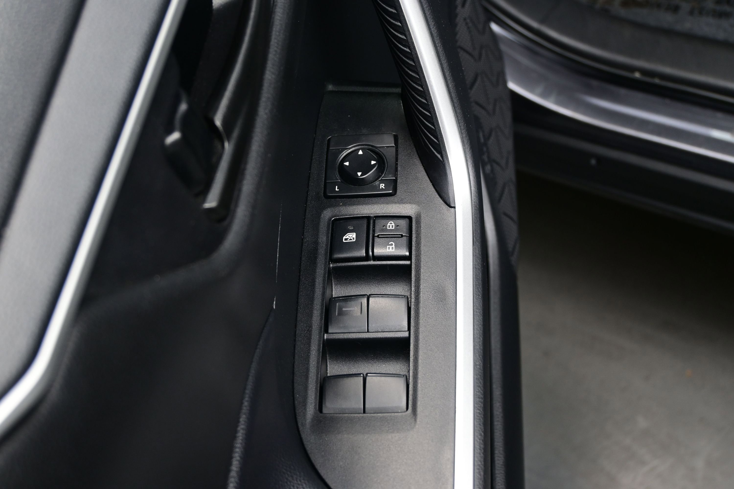 Used 2024 Toyota RAV4 LE AWD/4WD image 10