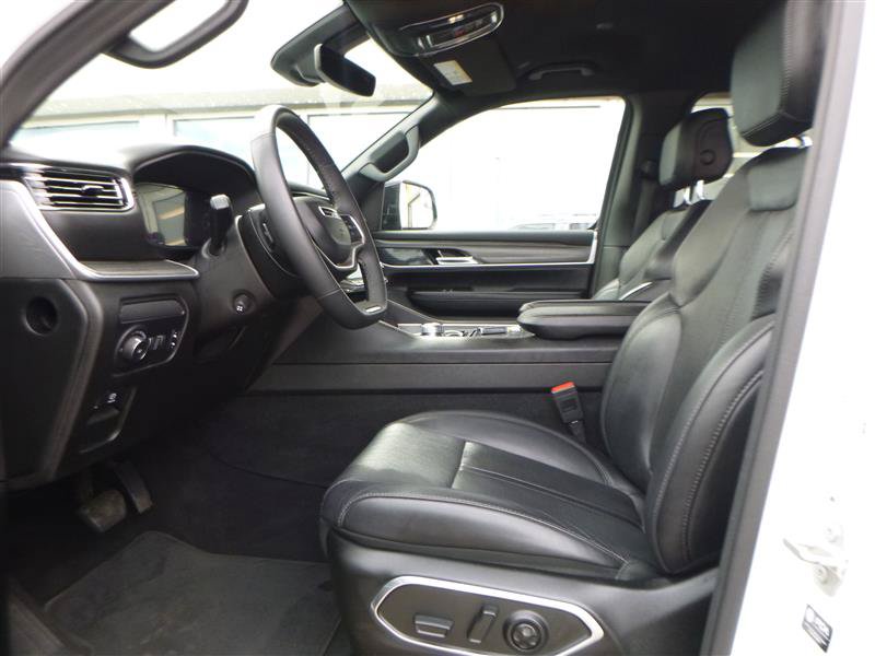 Used 2023 Jeep Wagoneer L Series II AWD/4WD image 5