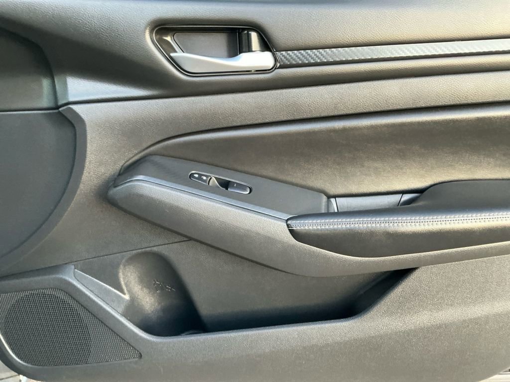 Used 2024 Nissan Altima 2.5 SV image 16