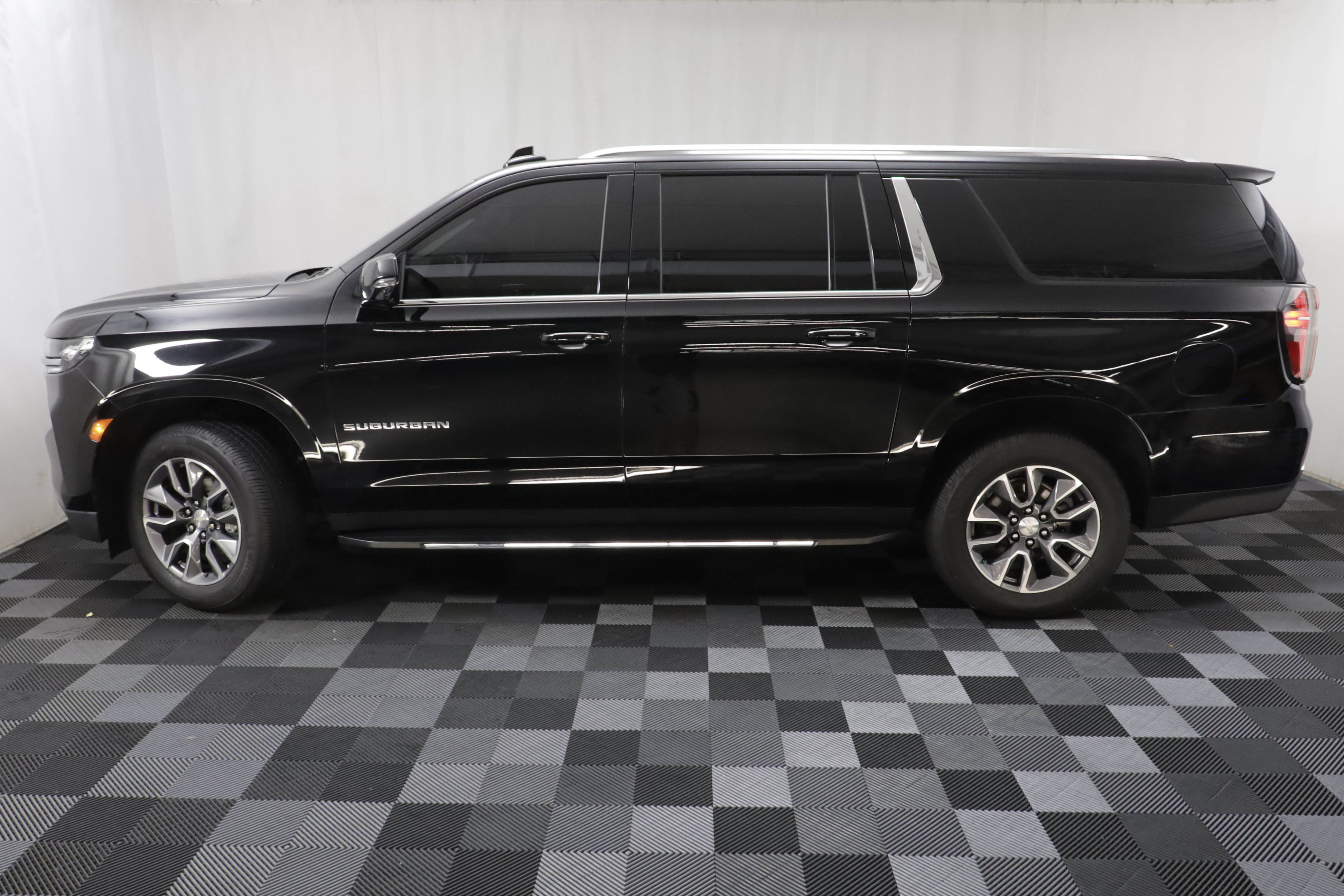 Used 2022 Chevrolet Suburban LT w/ LT Signature Plus Package AWD/4WD image 4