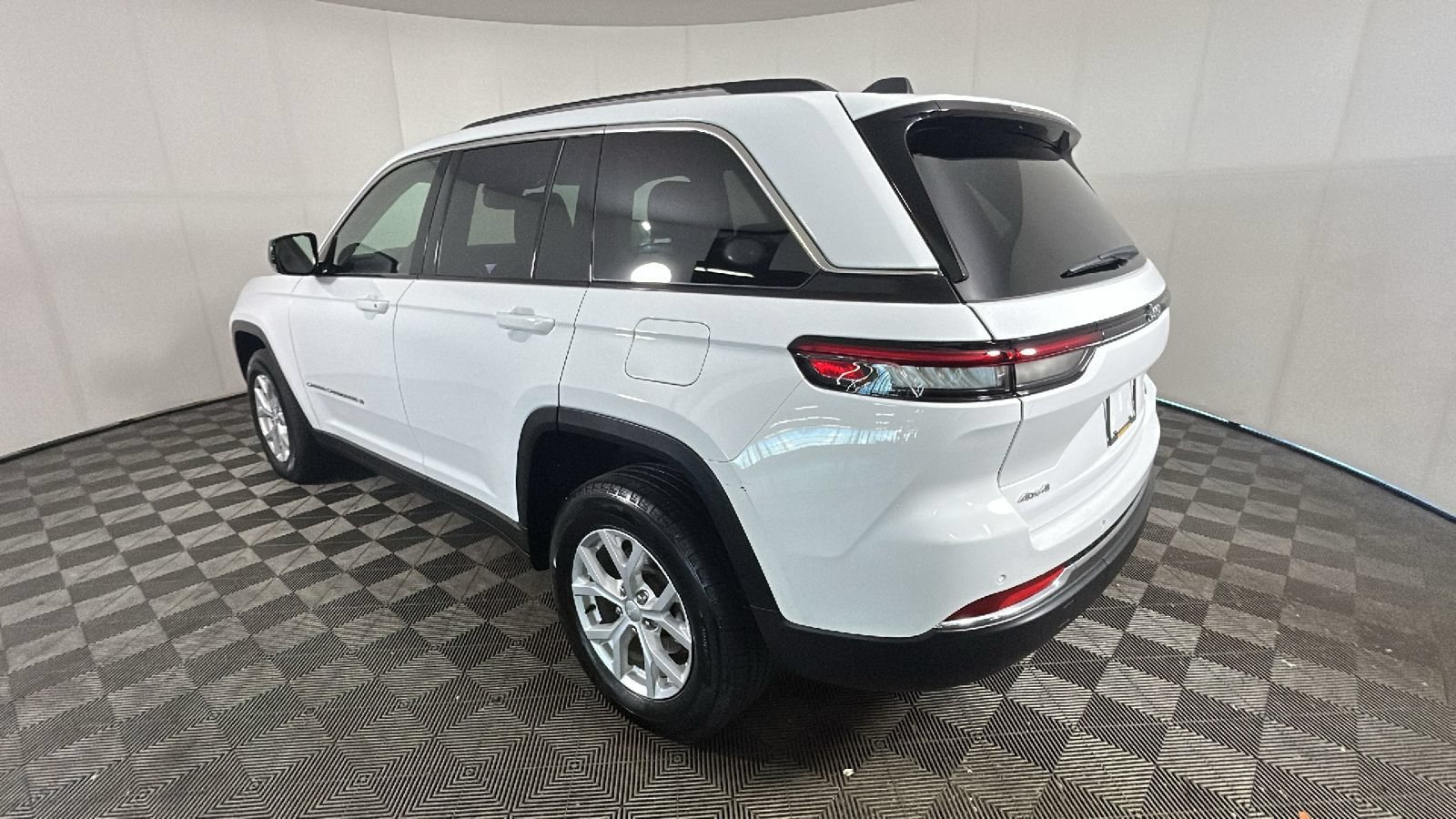 Used 2023 Jeep Grand Cherokee Limited AWD/4WD image 5