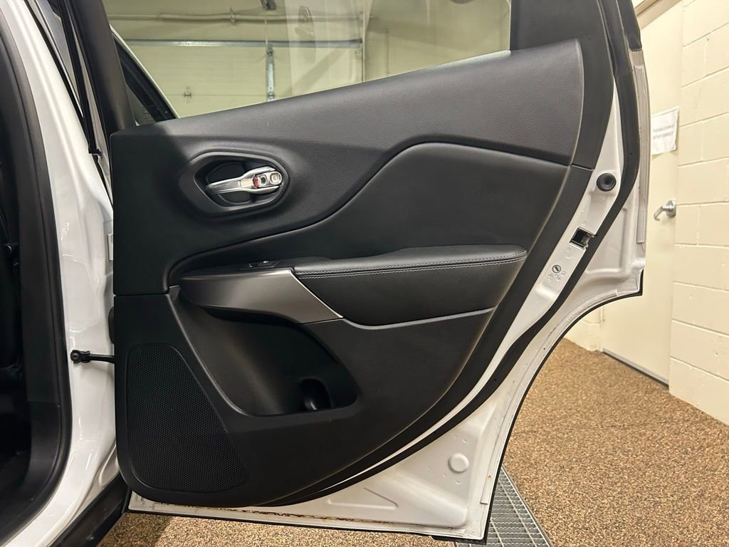 Used 2019 Jeep Cherokee Latitude Plus w/ Cold Weather Group image 15