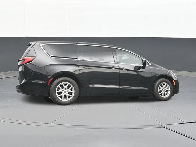Used 2024 Chrysler Pacifica Touring FWD image 45