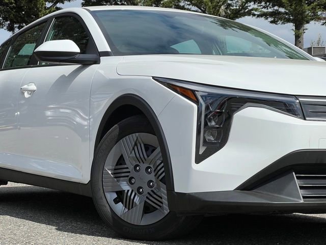 Certified 2025 Kia K4 LX image 2