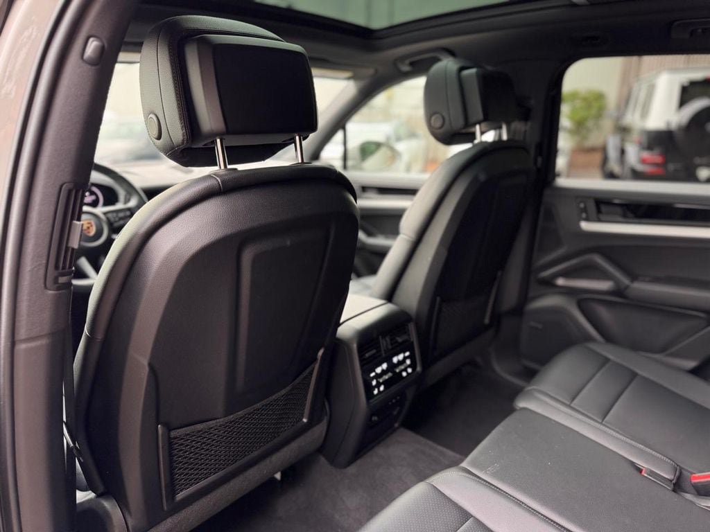 Used 2024 Porsche Cayenne AWD/4WD image 20