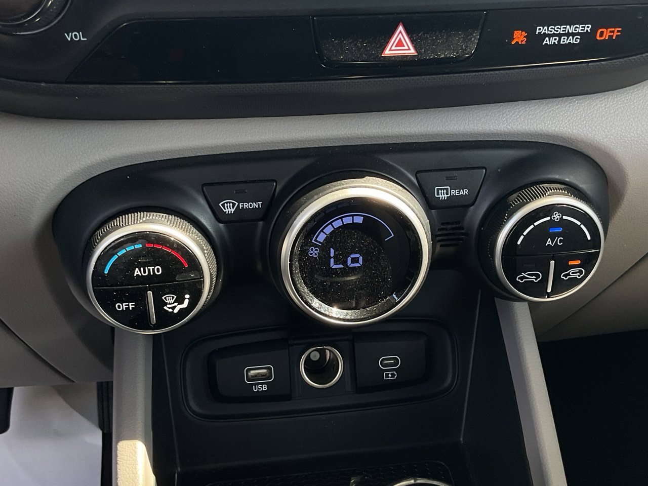 Used 2025 Hyundai Venue SEL FWD image 32