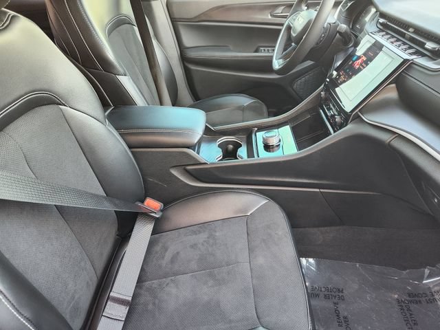 Used 2025 Jeep Grand Cherokee Altitude AWD/4WD image 19