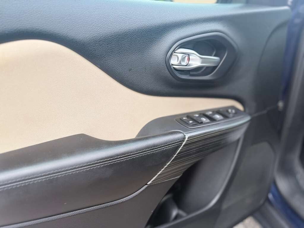 Used 2016 Jeep Cherokee Latitude FWD image 8