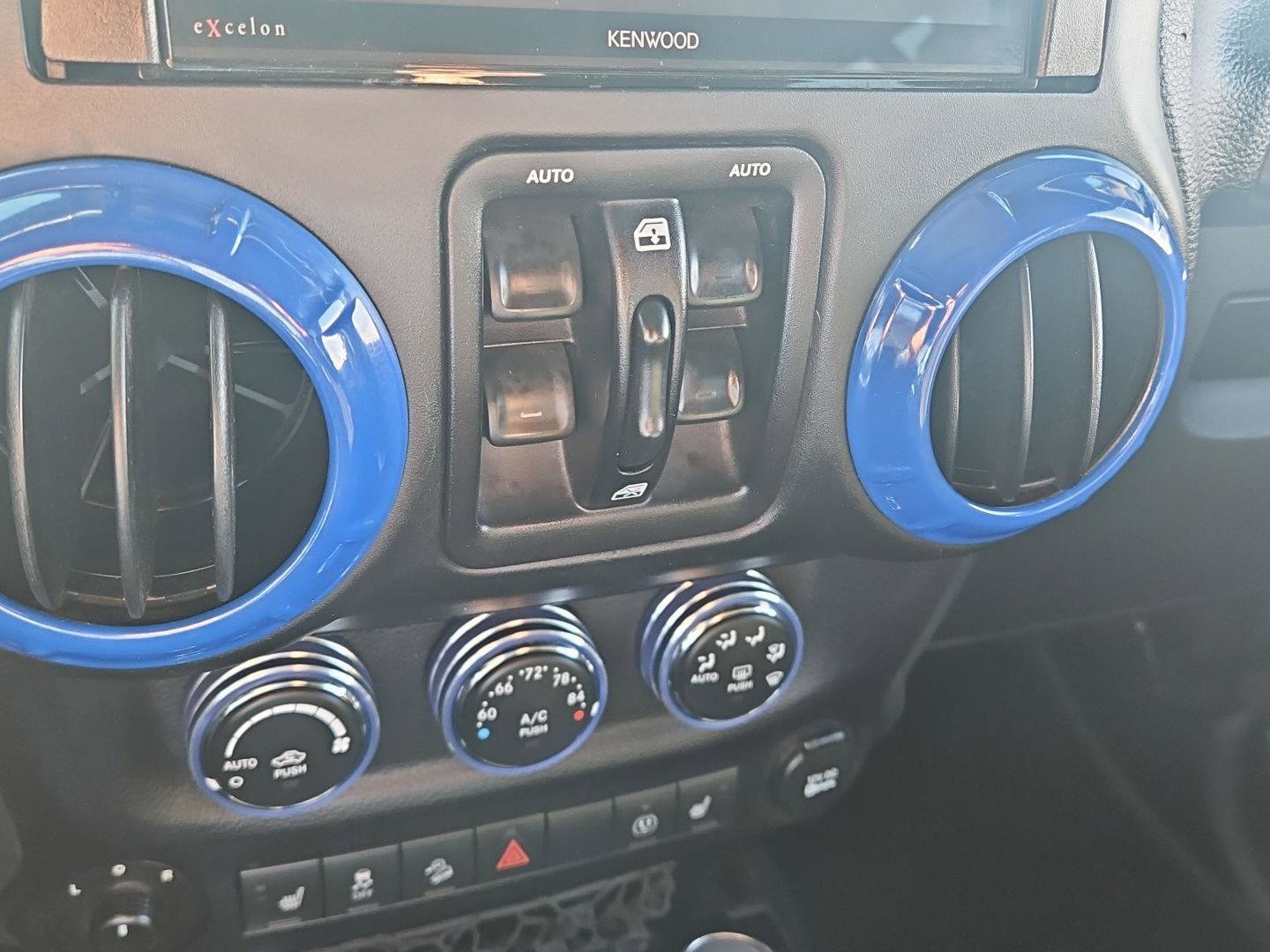 Used 2016 Jeep Wrangler Unlimited Rubicon w/ Connectivity Group AWD/4WD image 17