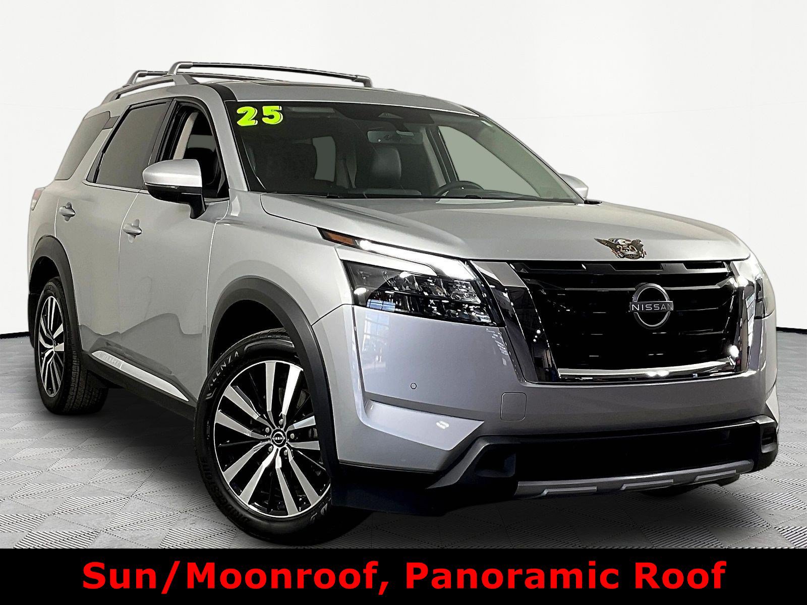 Used 2025 Nissan Pathfinder Platinum AWD/4WD image 3