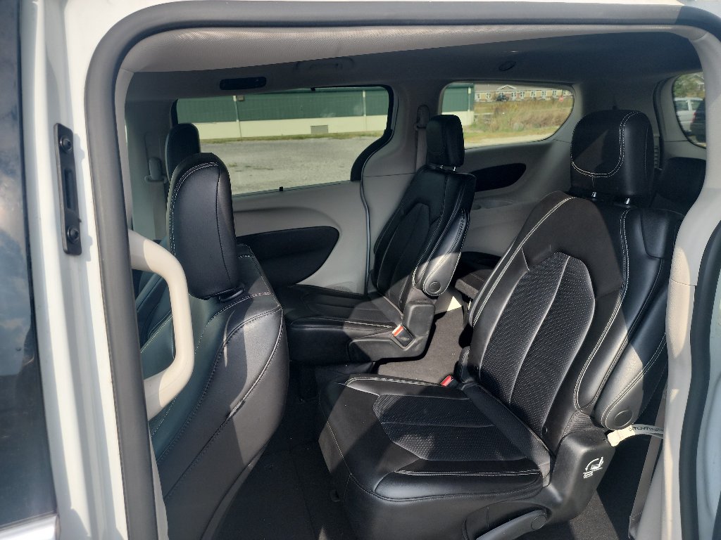Used 2023 Chrysler Pacifica Touring-L FWD image 11