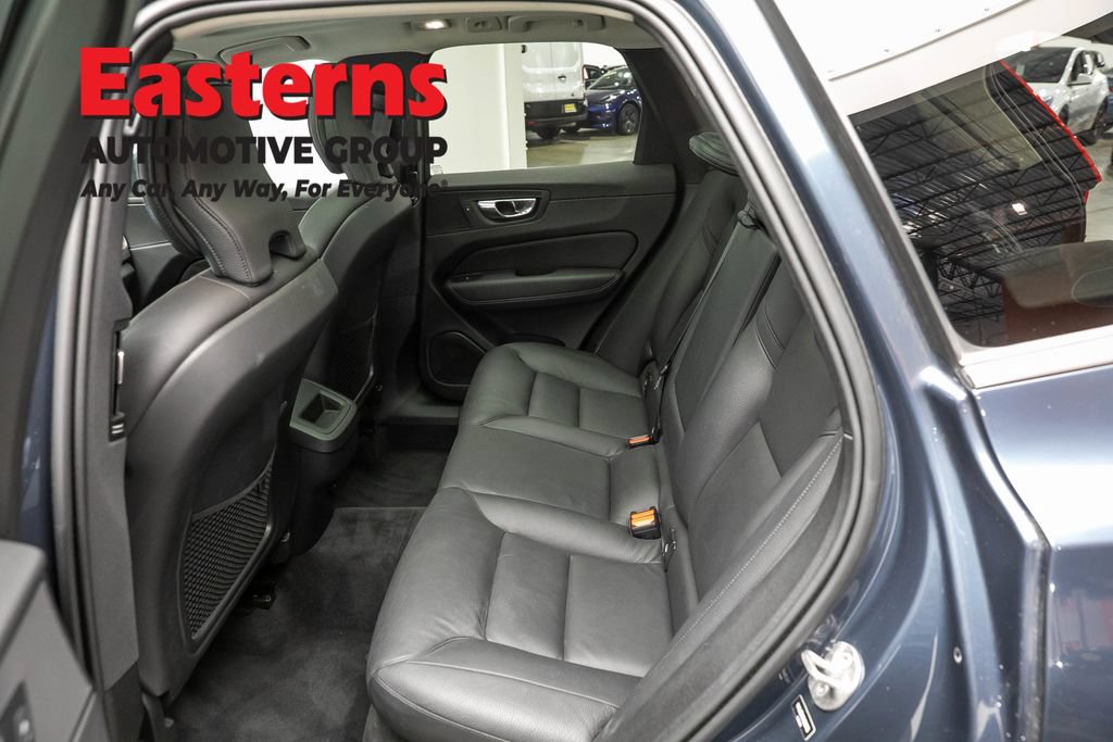 Used 2022 Volvo XC60 B5 Momentum AWD/4WD image 19
