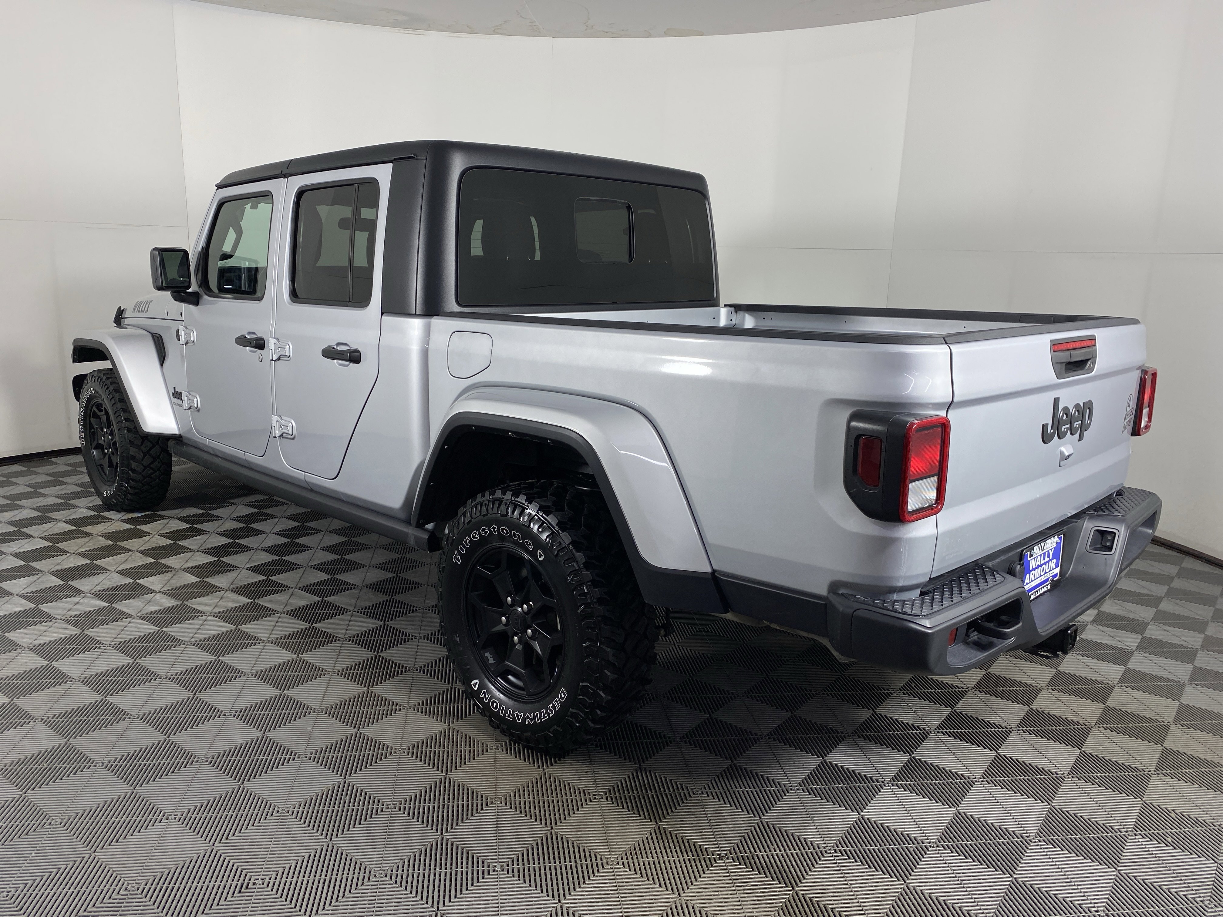 Used 2022 Jeep Gladiator Willys AWD/4WD image 9