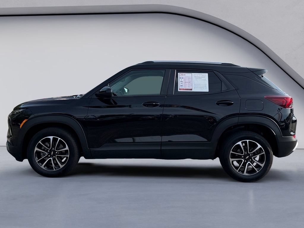 Used 2025 Chevrolet TrailBlazer LT FWD image 2
