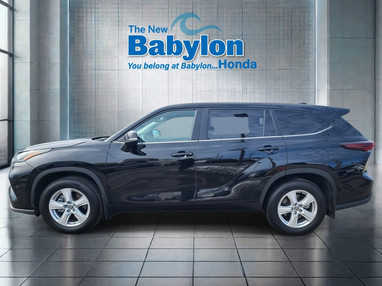Used 2024 Toyota Highlander LE image 2