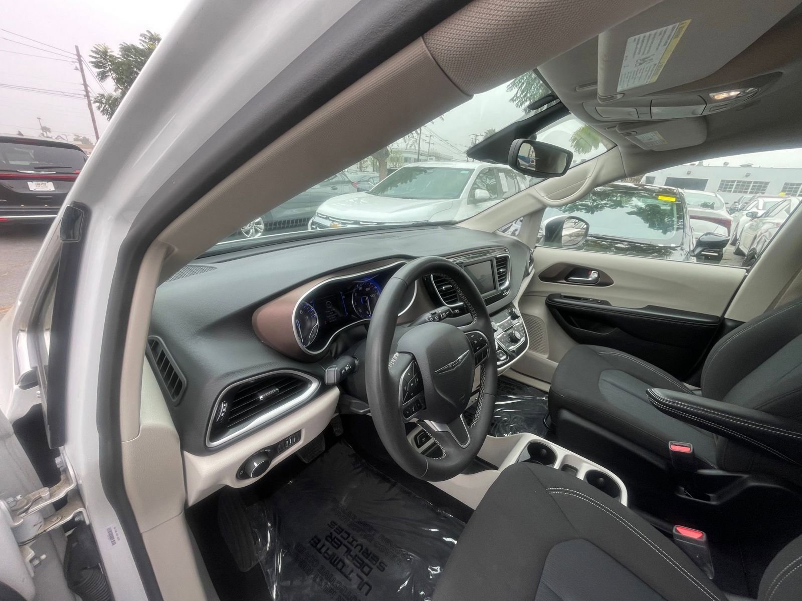 Used 2023 Chrysler Voyager LX image 36