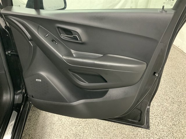 Used 2019 Chevrolet Trax Premier w/ Midnight Edition AWD/4WD image 23