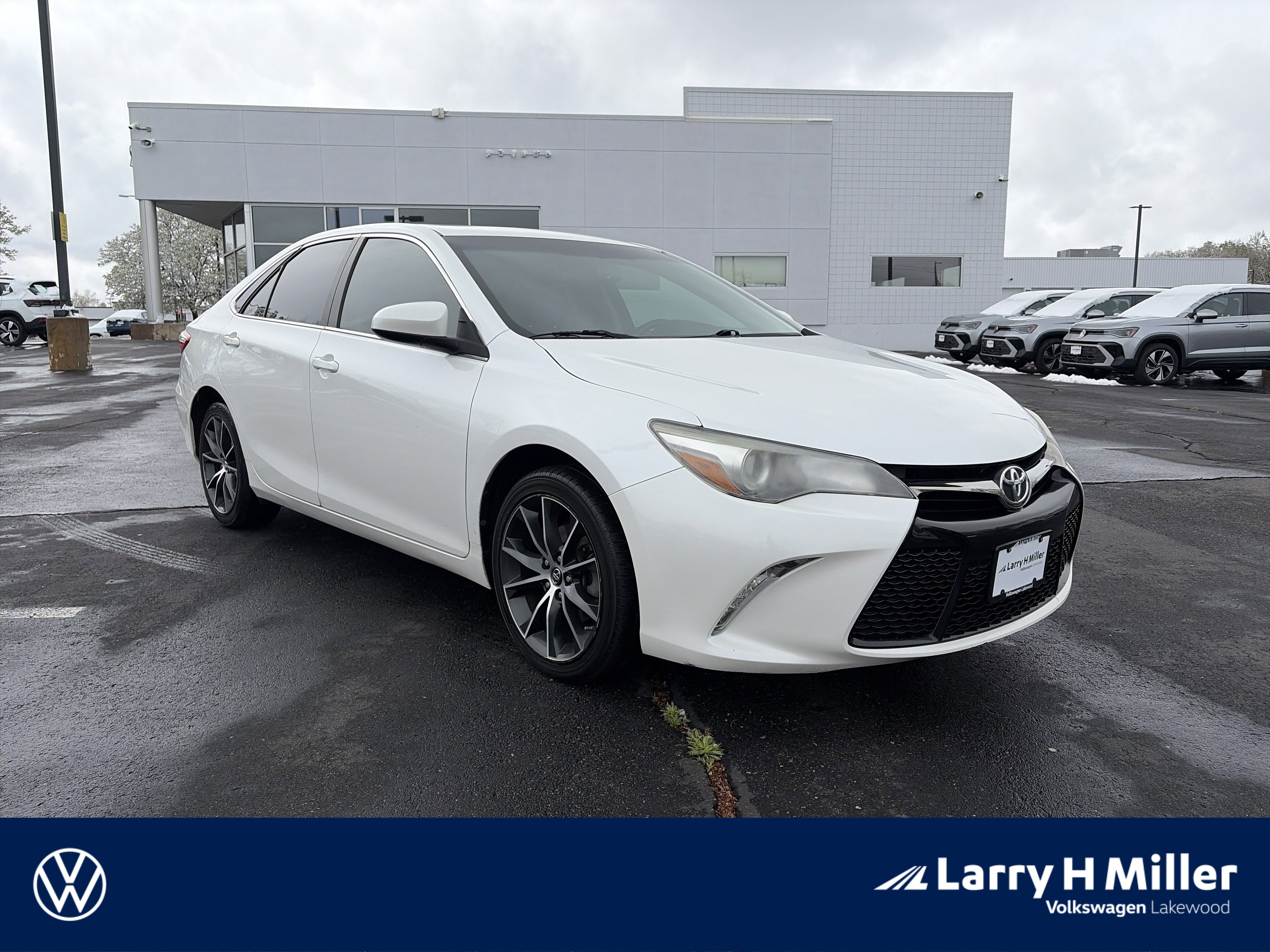 Used 2017 Toyota Camry XSE w/ Moonroof Package FWD image 1