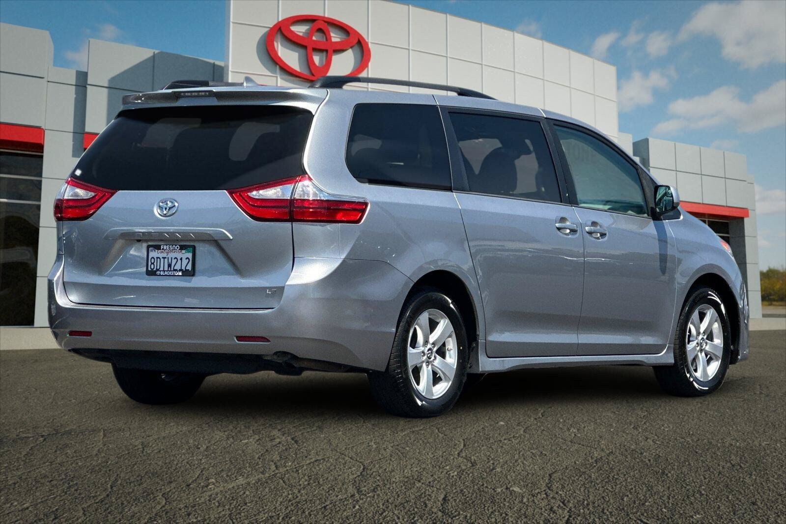 Certified 2018 Toyota Sienna LE FWD image 3