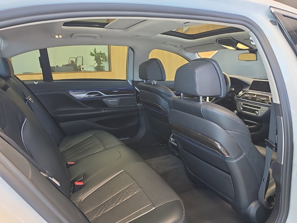 Used 2022 BMW 740i w/ Premium Package RWD image 52