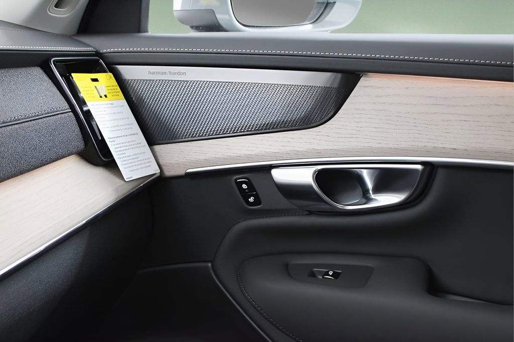 New 2025 Volvo XC90 T8 Plus w/ Protection Package Premier image 24