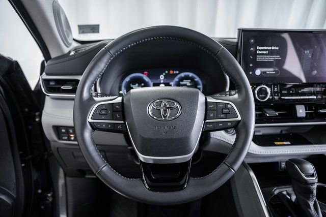 Used 2024 Toyota Highlander Platinum image 30