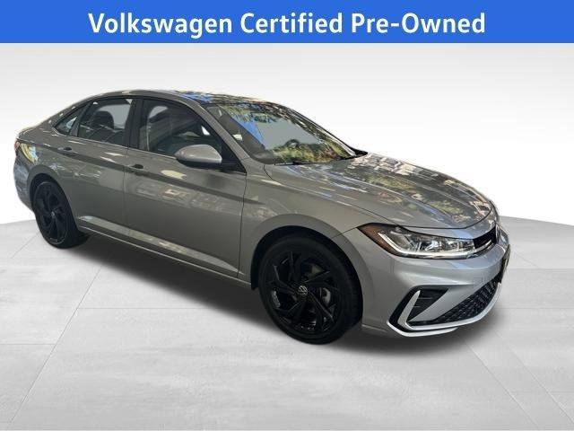 Used 2025 Volkswagen Jetta SE w/ Sunroof Package image 11