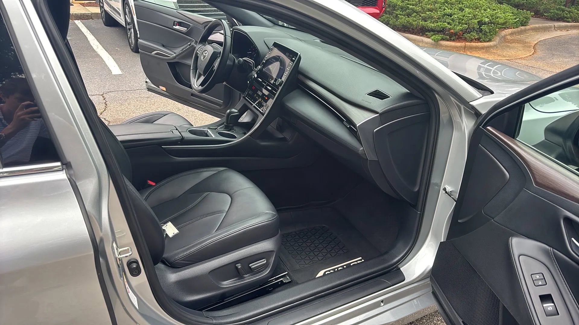 Used 2019 Toyota Avalon XLE w/ Moonroof Package FWD image 17