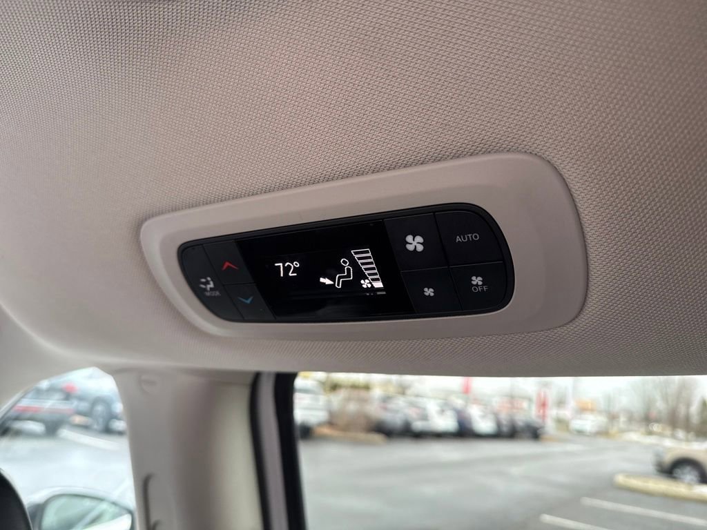 Used 2024 Chrysler Pacifica Touring-L image 21
