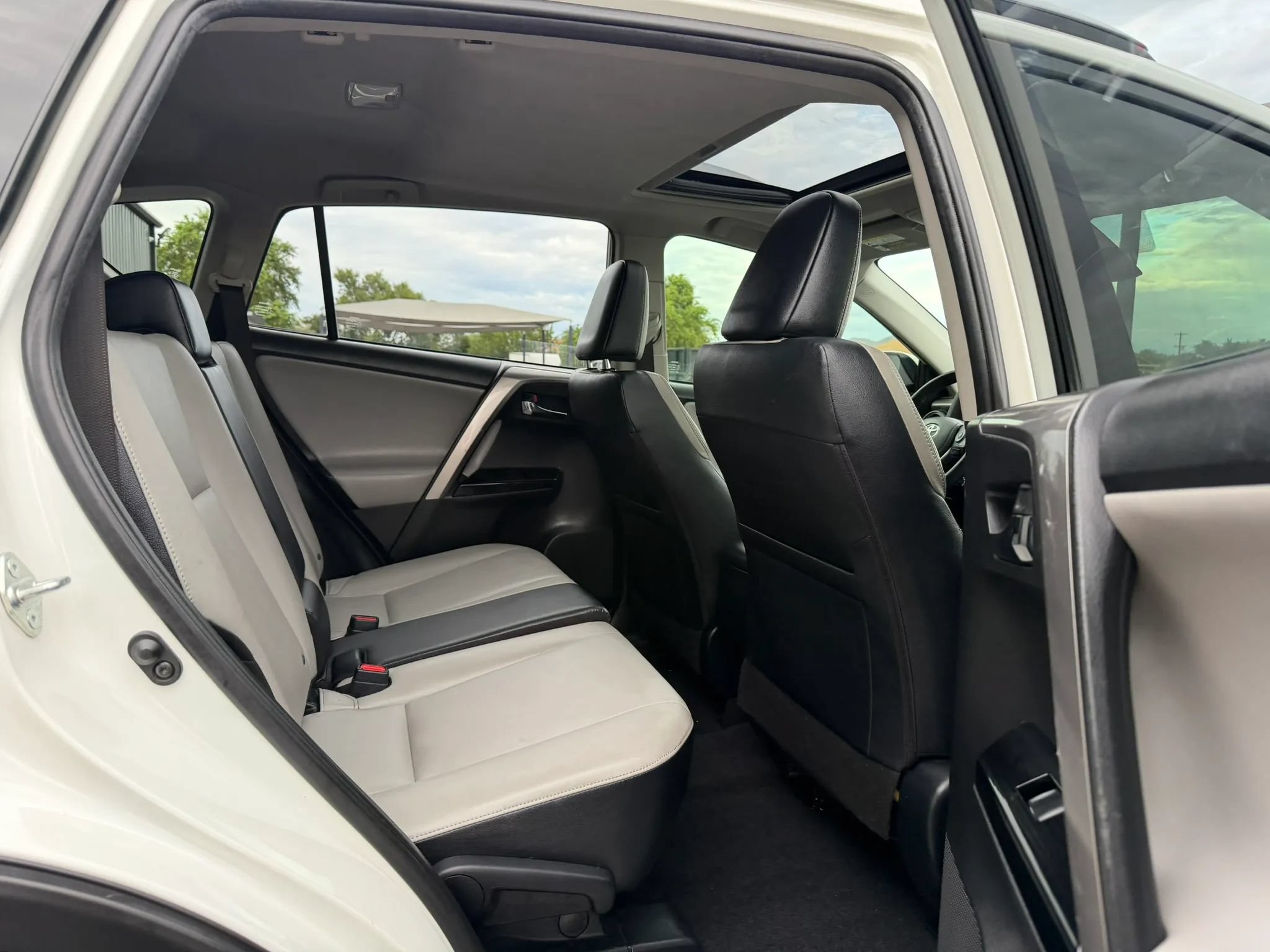 Used 2017 Toyota RAV4 Limited w/ Advanced Technology Package FWD image 30
