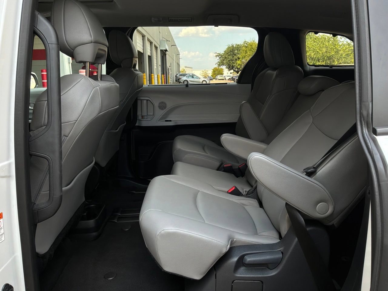 Used 2026 Toyota Sienna XLE FWD image 12
