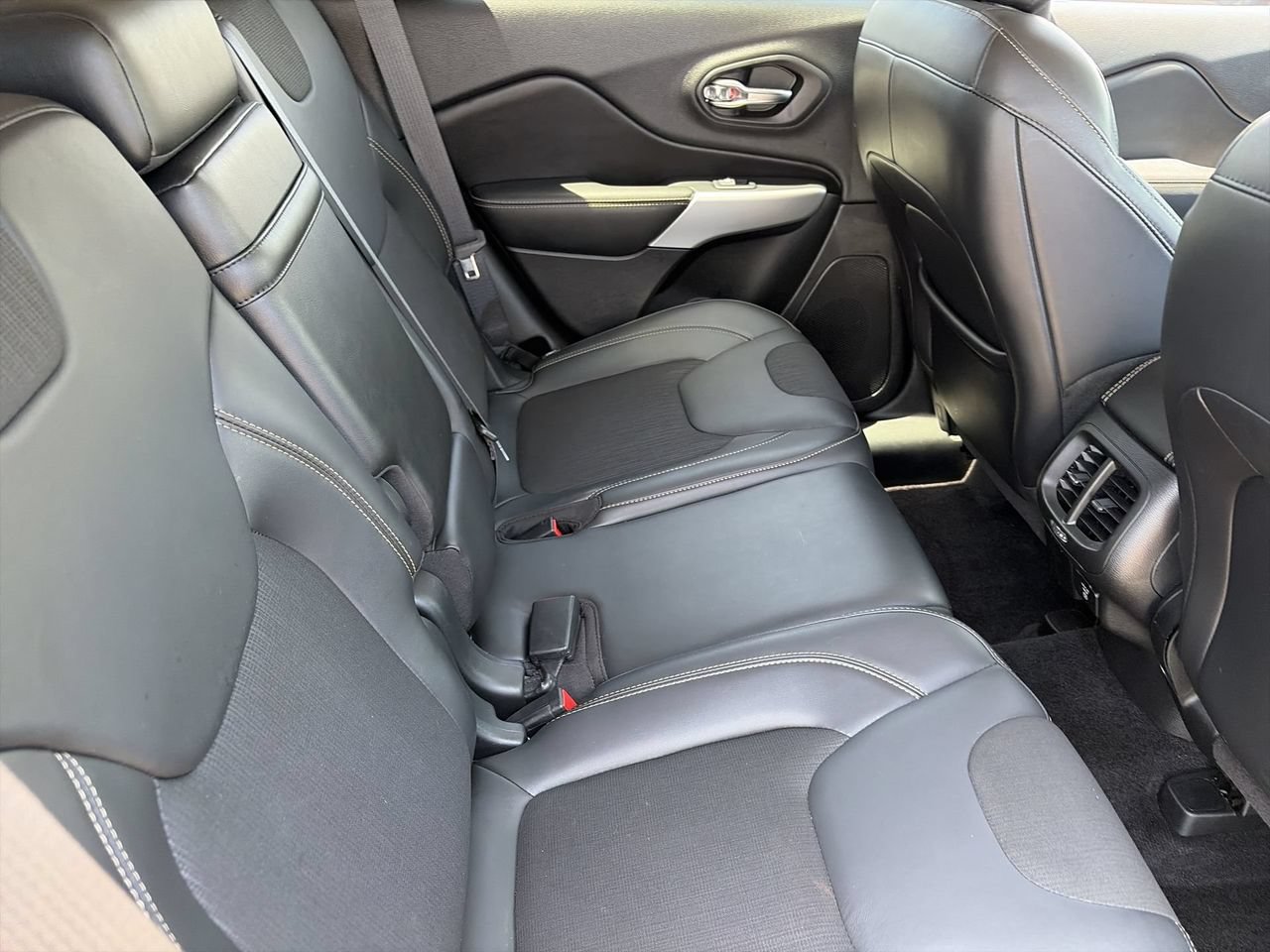 Used 2018 Jeep Cherokee Latitude Plus w/ Comfort/Convenience Group FWD image 12