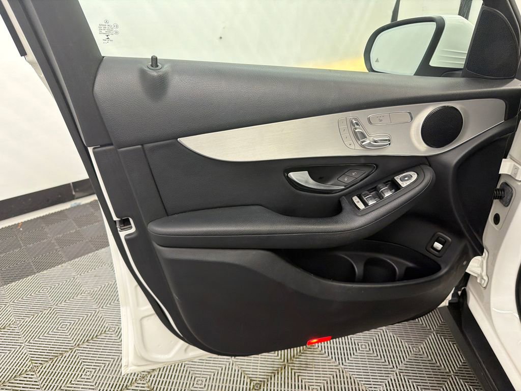 Used 2019 Mercedes-Benz GLC 300 w/ Premium Package image 11
