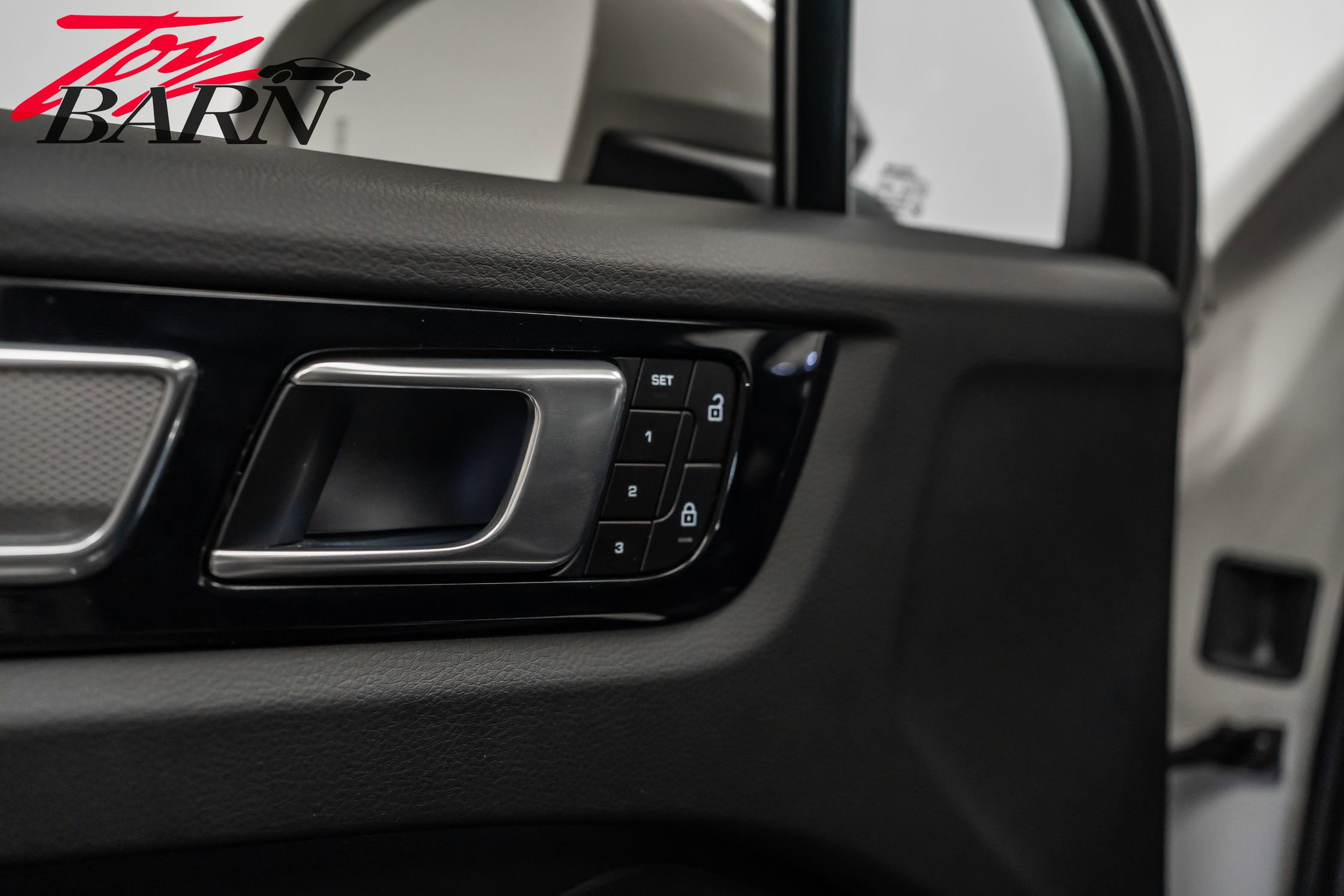 Used 2023 Porsche Cayenne Platinum Edition image 21