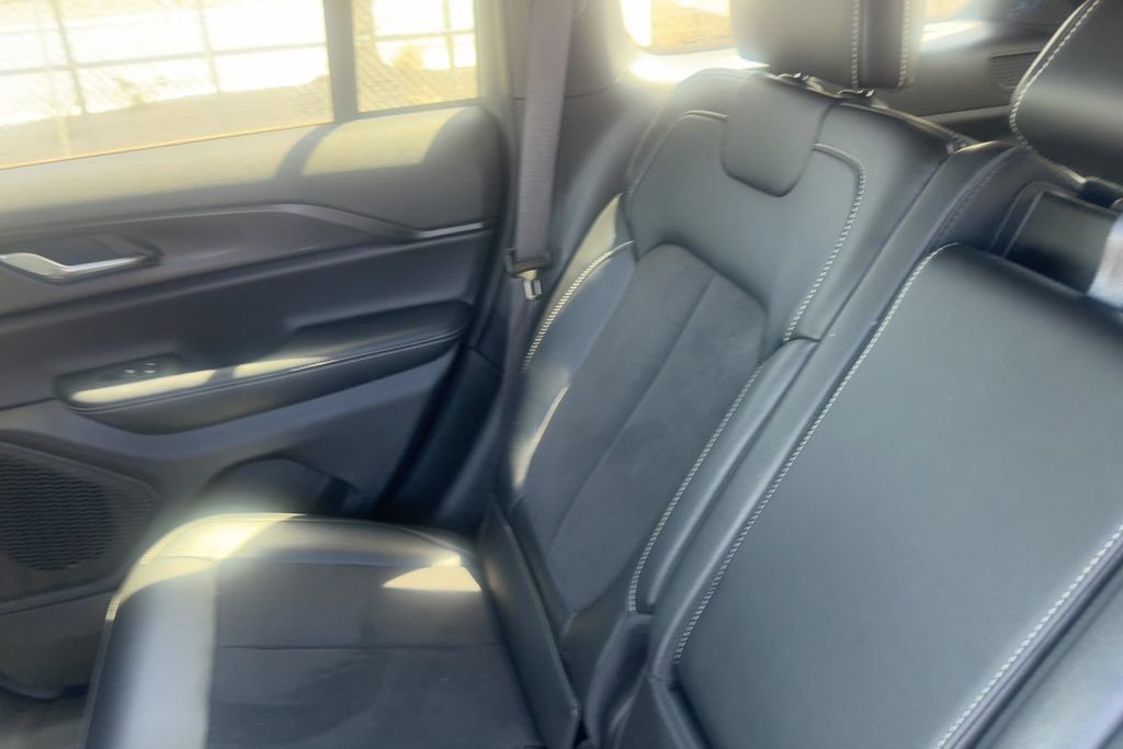 Used 2025 Jeep Grand Cherokee Altitude RWD image 13
