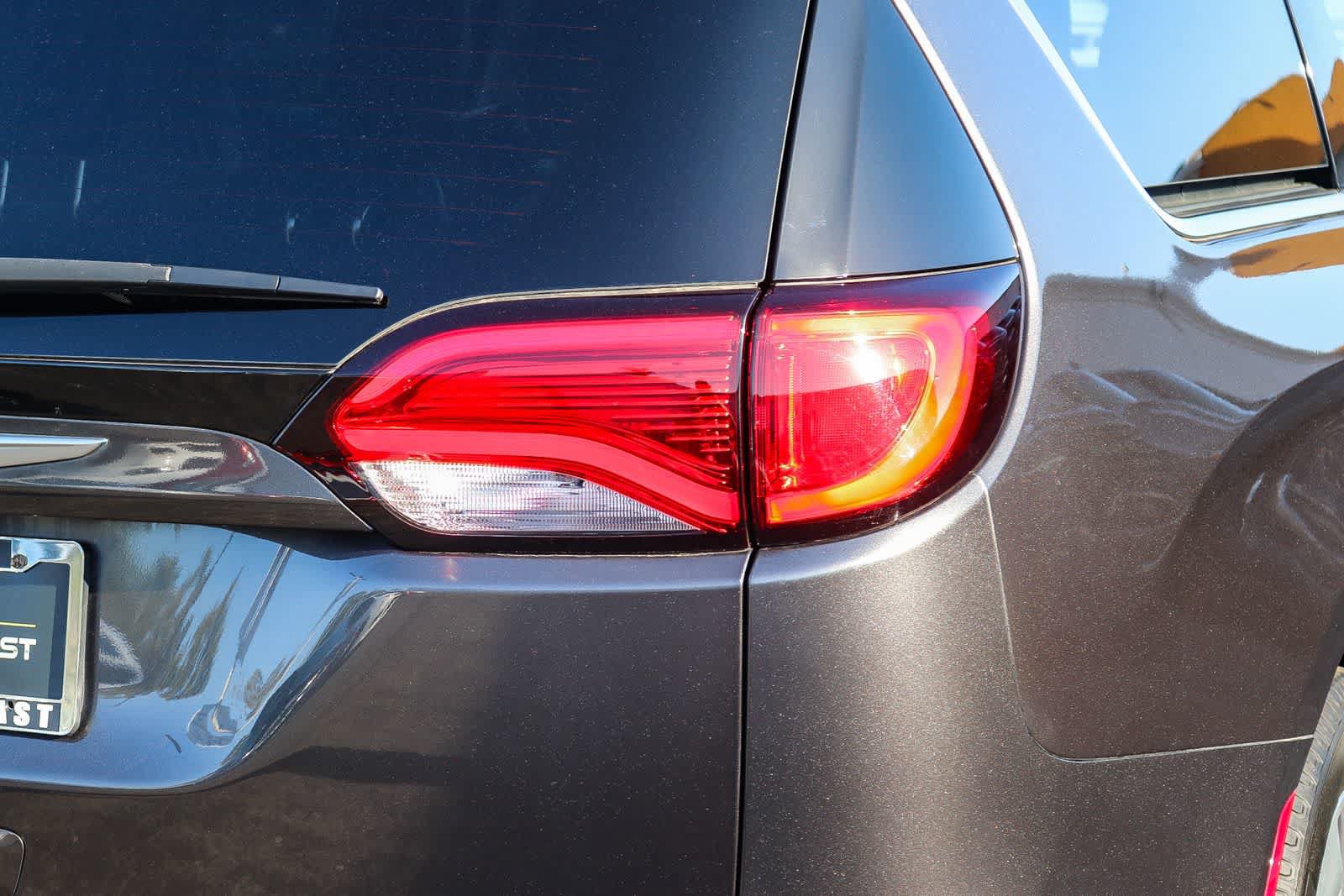 Used 2019 Chrysler Pacifica Limited w/ Advanced Safetytec Group FWD image 7
