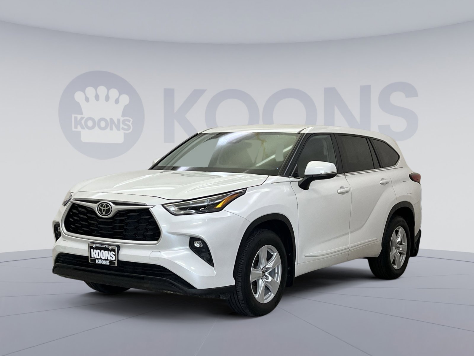 Used 2023 Toyota Highlander LE image 1