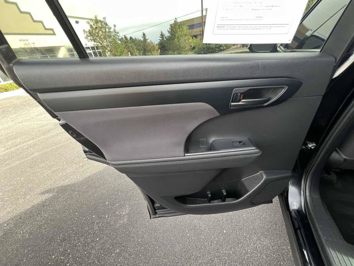 Used 2023 Toyota Highlander LE AWD/4WD image 17